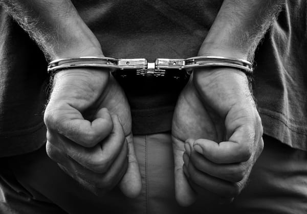 Adolescente é preso nos EUA por hackear empresas de telecom